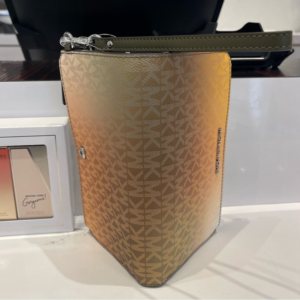 MICHAEL KORS Jet Set Lg Ombré Signature Logo Wristlet Phone Holder
Olive Com
NWT - Picture 11 of 16